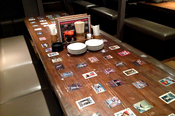 選手のカードが飾られたテーブル