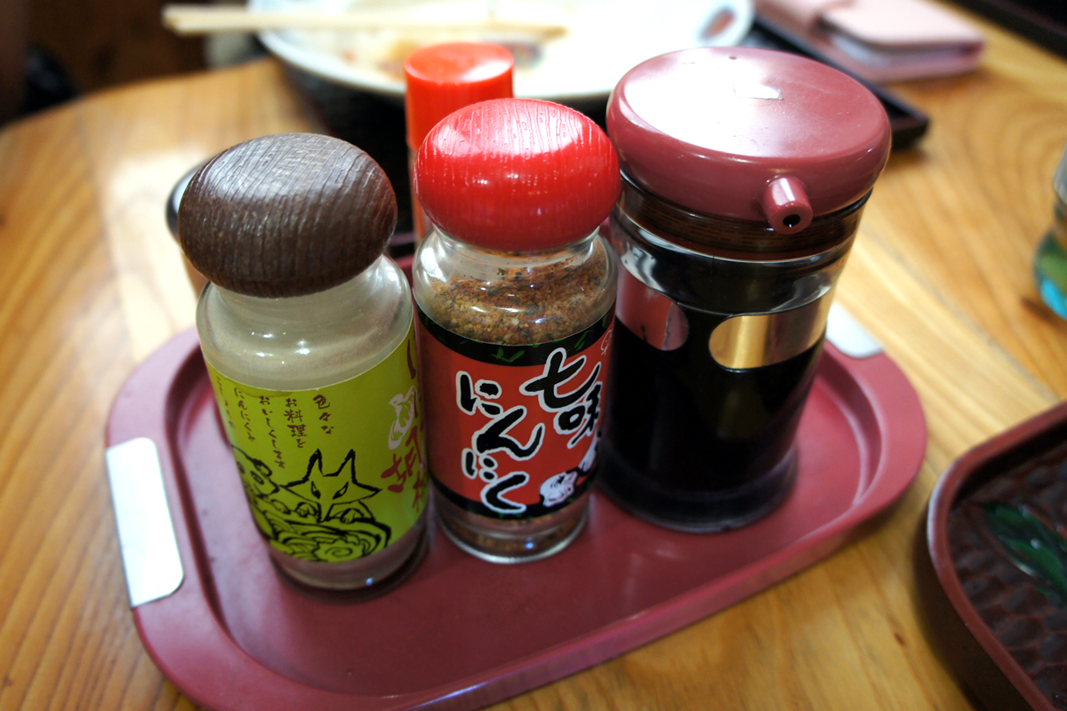 元祖 神谷焼きそば屋 ソース、七味にんにく、にんにく胡椒